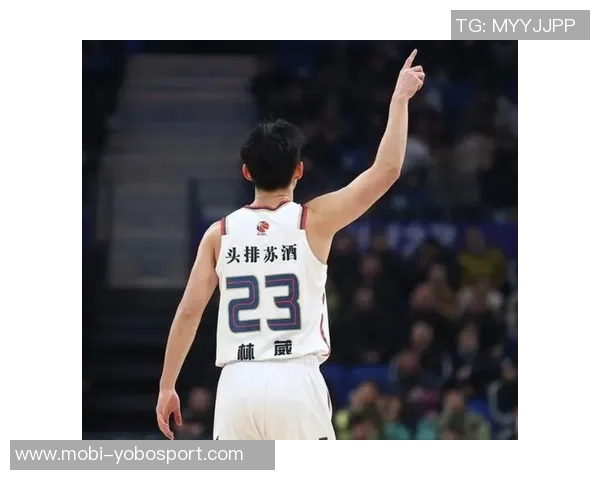 空间型中锋沃尔夫表现出色27号秀8投5中三分球4投3中贡献13分4篮板4助攻